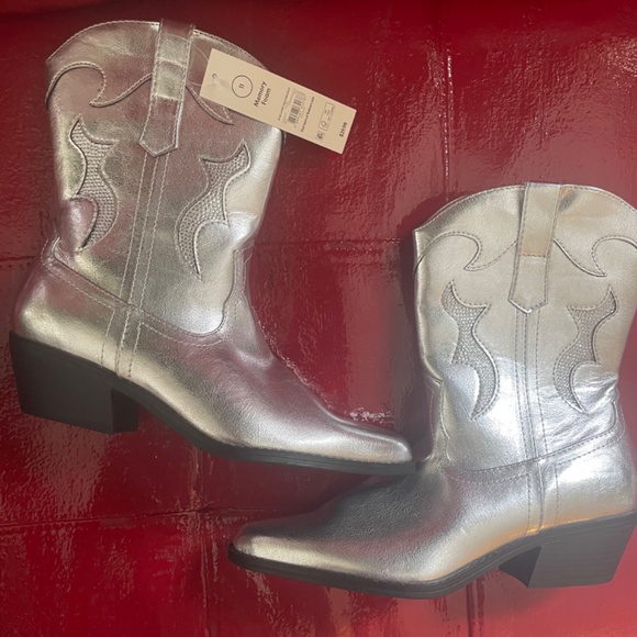 Cowgirl boots silver brand new and bedazzled - Picture 2 of 8